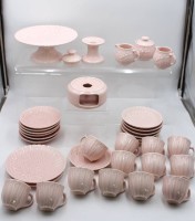 Auktion 361<br>32 Serviceteile, Schramberg, Maiglöckchen, rosa Glasur, Reliefdekor