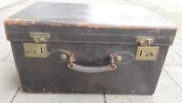 Auktion 361<br>schwerer Lederkoffer aus der Bond Street, London, innen Messing Schienen etc, Zweck, Leder ungepflegt, Griff eine Seite lose, H-30 cm, 52x37 cm