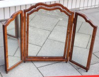 Auktion 361<br>3facher Schminkspiegel, um 1900, Altersspuren, offen  ca. H-66cm B-64cm