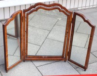 Auktion 361 / Los 14014 <br>3facher Schminkspiegel, um 1900, Altersspuren, offen  ca. H-66cm B-64cm