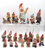 Auktion 361 / Los 15022 <br>24x div. Gartenzwerge, unterschiedliche Materialien, teiwl. älter, ca. H-28cm  bis 5,5cm