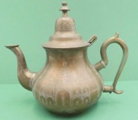 Auktion 361<br>schwere Messing Moccakanne, Moschee Gravur, H-18 cm