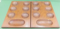 Auktion 361<br>2x Mancala Edelholz-Bretter (Brettspiel) Mancala, auch bekannt als Hus oder Bao, ist ein altes Brettspiel, das für Spieler jeden Alters geeignet ist. Es bietet endlose Unterhaltung und geistige Herausforderungen durch einfache Regeln und strategische Herausforderungen, je 22x32 cm (asiat. Pochspiel)