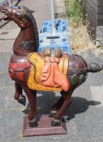 Auktion 361<br>dekorative Pferdefigur, asiatischer Stil, leichtes Holz unter Farbe, teilw. Abplatzer, H-83,5cm L-60cm