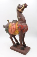 Auktion 361<br>dekorative Pferdefigur, asiatischer Stil, leichtes Holz unter Farbe, teilw. Abplatzer, ca. H-61cm L-43cm