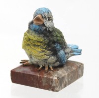 Auktion 361<br>Wiener Bronze in Form eines Vogels, bemalt, auf Marmor geklebt, ca. H-5,5cm