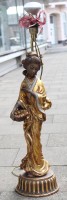 Auktion 361<br> hohe Tischlampe mit asiatischer Figur  "Geisha", wohl 60/70er Jahre,  wohl Gips/Stuck unter Farbe, Arm mit Korb geklebt, Kopf am Holz geklebt, div. kl. Abplatzer, ca. H-79cm, ohne Schirm