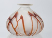 Auktion 361 / Los 10053 <br>Kunstglas-Vase in der Art von Lötz, braune Fadenaufschmelzungen, ca. H-10cm