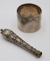 Auktion 361 / Los 11028 <br>Serviettenring und Griff je 800er Silber, Ring mit Namensgravur, Griff gefüllt, zus. ca. 39,3gr., Griff L-9,2cm