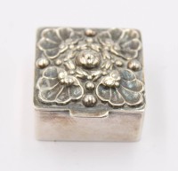 Auktion 361 / Los 11029 <br>Pillendose, 925er Silber, Deckel reliefiert, innen vergoldet, 18,2gr., H-1,5cm B-2,5cm