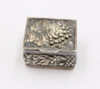 Auktion 361 / Los 11030 <br>Pillendose, 925er Silber, Deckel reliefiert, innen vergoldet, 11,3gr., ca. H-1,5cm B-2,5cm