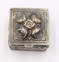 Auktion 361 / Los 11031 <br>Pillendose, 925er Silber, Deckel reliefiert, innen vergoldet, 13,3gr., H-1,5cm B-2,5cm