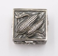 Auktion 361 / Los 11032 <br>Pillendose, 925er Silber, Deckel reliefiert, innen vergoldet, 13,8gr., ca. H-1,5cm B-2,5cm