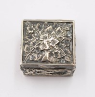 Auktion 361 / Los 11033 <br>Pillendose, 925er Silber, Deckel reliefiert, innen vergoldet, 11,2gr., ca. H-1,5cm B-2,5cm