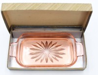 Auktion 361<br>eckige Schale mit  Sardinengabel in OVP (19x11,5 cm), anbei 2 runde  Schälchen, altrosa, D-12 cm