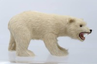 Auktion 361 / Los 12001 <br>Eisbär mit Echtfell (Robbe), H-12 cm, L-22 cm