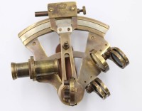 Auktion 361<br>Kelvin &amp; Hughes, London a WWI 4 1/2",  kl. Messing Sextant, datiert 1917, ca. H-6cm B-12,5cm T-12,5cm