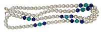 Auktion 361<br>Perlenkette, wohl Süsswasserperlen sowie Farbsteine, vergoldete Zwischelemente mit klaren Steinen, L-ca. 88cm
