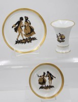Auktion 361<br>kl. Vase sowie 2 Zierteller, Fürstenberg 20. Jhd., Spiegel in Gold mit Schwarzlot mit Rokoko-Paaren staffiert, Vase ca. H-10,5cm