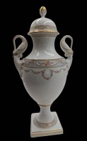 Auktion 361<br>hohe Deckelvase "Kaiser" Harmonie, Designer Gerhard Fütterer, Schwanenhalshenkel, Blumendekor, H-41 cm