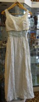 altes Damen-Sommerkleid, Gr. ca. 34, etwas zerschlissen, ein Loch im Oberstoff, Rocklänge ca. 102 cm