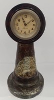 Auktion 361<br>Tischuhr "Precista" in Serpentin-Stand, Werk läuft, H-22,5 cm
