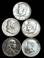 Auktion 361<br>5x Half Dollar Münzen, 2x Franklin 1961 und 1963, 3x Kennedy 1964, zus. 62 gr