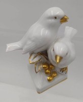 Auktion 361<br>Vogelpaar "Gerold" weiss mit Gold, Schwanzfeder minimaler Chip, H-10 cm