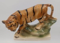 Auktion 361<br>Tiger auf Felsen "Sitzendorf" Ohrspitze bestossen, H-15 cm, L-22 cm