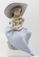 Auktion 361<br>junge Dame mit Blumenstrauss, Lladro,  guter Zustand, H-20cm