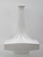 Auktion 361<br>KPM Berlin Porzellanvase, Funkturm,, 1. W., Entw. Krumbiegel 1971, H-21cm