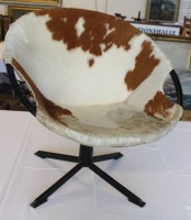 Auktion 361<br>Design-Drehstuhl, 70er Jahre, Kuhfell, ca. H-70cm B-70cm Sh-35cm, Alters-u. Gebrauchsspuren