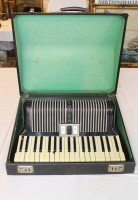 Auktion 361<br>Akkordeon, Hohner Verdi I M, in Koffer, 1x beschädigt. sonst wohl Ok