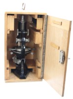 Auktion 361<br>Mikroskope, E.Fröhlich 3574 Kassel, in Kasten, Funktion nicht geprüft, Kasten rissig, Mikroskope ca. H-33cm
