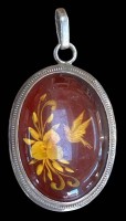 Auktion 361<br>Silber-925- Anhänger mit braunen Stein (rötlicher Bernstein?), beschliffen mit Vogel und Blume. H-4 cm, ohne Öse!, 11,8 gr