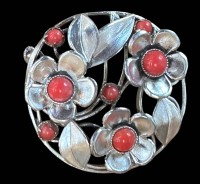 Auktion 361<br>runde Silber-Brosche mit Koralle-Kugeln?, D-3,2 cm, 9,6 gr