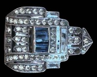 Auktion 361<br>Art Deco Schalclip, Silber-835-, D.R.P. (Deutsches Reich Patent) gestempelt, 4 hellblaue Centersteine, umringt von klaren Steinen, beschädigt, einige fehlen, B-3 cm, 11 gr