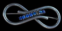 Auktion 361<br>Schleifenbrosche Silber-935- mit blauen Steinen, einer fehlt, B-5 cm, 9,5 cm