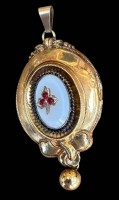 Auktion 361<br>Biedermeier Anhänger, Schaumgold mit weisser Platte, 3 Rubine, L-6 cm
