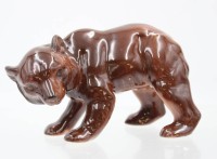 Auktion 361<br>Braunbär, ungemarkt, polychr. Bemalung in Unterglasur, ca. H-7,2cm, L-12,5cm