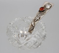 Auktion 361<br>kl. Kristall-Saliere mit 835er Löffel dieser mit Bernsteinbesatz, Löffel ca. 8,8gr. L-6,8cm
