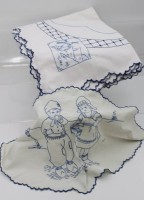 Auktion 361<br>kl. Tischdecke und Überhandtuch, bestickt, Überhandtuch ca. 140 x 110cm