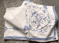 Auktion 361<br>Umzugskarton voller Tischwäsche etc, tw. Handarbeiten
