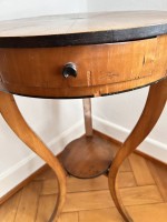 Auktion 361<br>Biedermeier-Trommeltisch mit einer unterteilten Schublade, mit Furnierschaden vorne