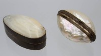 Auktion 361<br>2x Muschel-Döschen, 1x beschriftet , älter, ca. H-4cm L-8cm