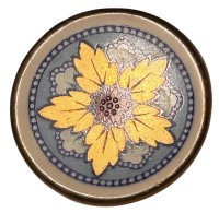 Auktion 361<br>handgemalte Porzellan-Brosche "Fürstenberg" Jubiläumsmarke 1747-1947, D-3,5 cm