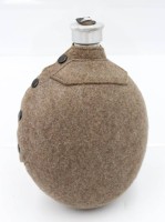 Auktion 361<br>Feldflasche, Filzbezug, L-21cm