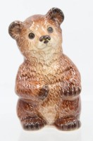 Auktion 361<br>Bär von Goebel, normal mit Herz dieses fehlt leider, polychr. Bemalung in Unterglasur, ca. H-12cm