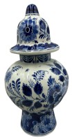 Auktion 361<br>Deckelvase Raam" Delft, Blaumalerei, H-27 cm