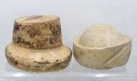 Auktion 361<br>2x div. Holz-Hutformen, älter, ca. H-16cm u. Holz,